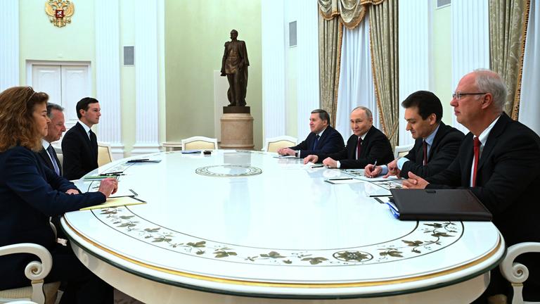 Dieses von der staatlichen russischen Nachrichtenagentur Sputnik über AP zur Verfügung gestellte Foto zeigt den russischen Präsidenten Wladimir Putin (3.v.r), den außenpolitischen Berater des russischen Präsidenten Juri Uschakow (4.v.r) und der Geschäftsführer des Russischen Direktinvestitionsfonds, der Sonderbeauftragte des Präsidenten für Investitionen und wirtschaftliche Zusammenarbeit mit dem Ausland, Kirill Dmitriev (r) bei einem Gespräch mit dem US-Sondergesandten Steve Witkoff (2.v.l) und Jared Kushner (3.v.l), Schwiegersohn von US-Präsident Trump, im Senatspalast des Kremls in der russischen Hauptstadt.