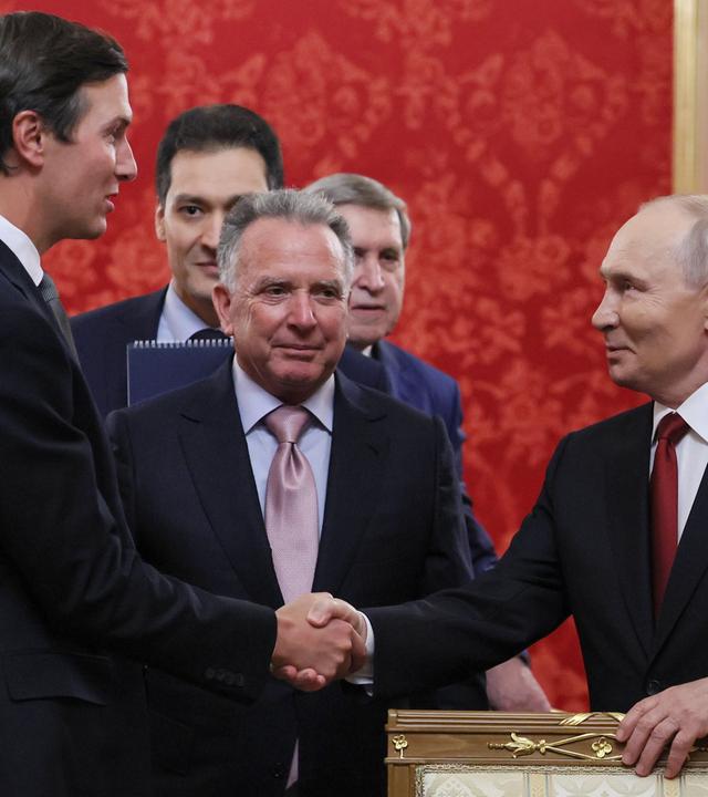 Präsident Wladimir Putin (rechts) begrüßt die Gesandten von US-Präsident Donald Trump, Jared Kushner (links) und Steve Witkoff (Mitte), vor Gesprächen im Senatspalast des Kremls in Moskau am Samstag, dem 5. September 2026.