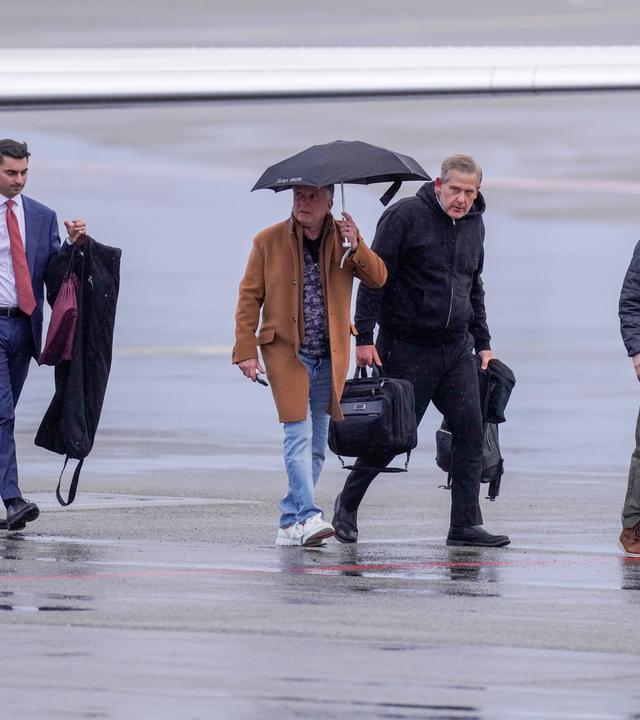 Der Sondergesandte des US-Präsidenten, Steve Witkoff (Mitte), trifft in einem Privatflugzeug aus St. Petersburg am Flughafen Oslo ein.