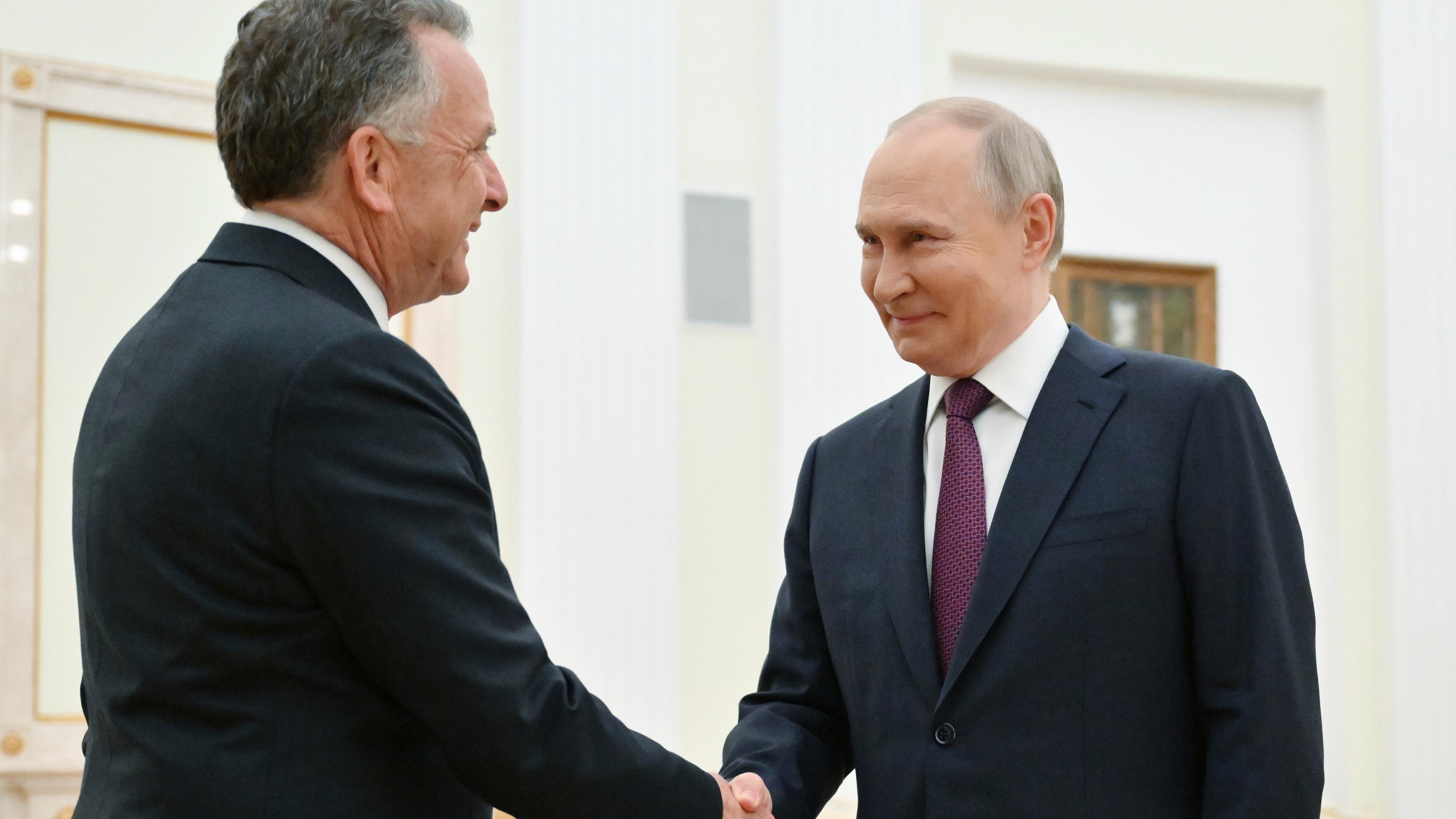 Der russische Präsident Wladimir Putin (r) und der US-Sondergesandte Steve Witkoff begrüßen sich vor ihrem Gespräch im Kreml.