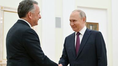Der russische Präsident Wladimir Putin (r) und der US-Sondergesandte Steve Witkoff begrüßen sich vor ihrem Gespräch im Kreml.