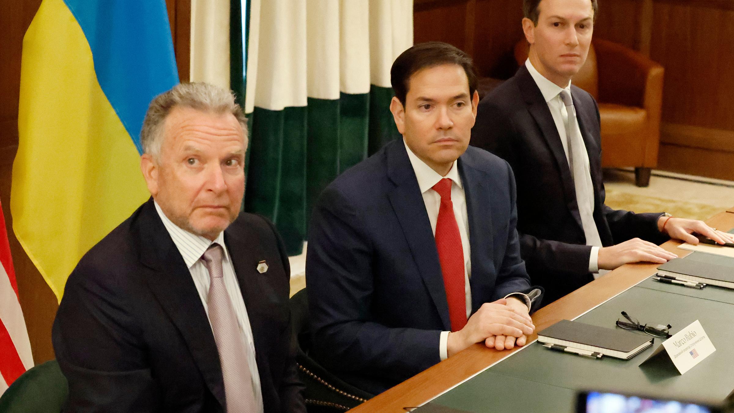 Sonderbeauftragter Steve Witkoff (links), Außenminister Marco Rubio (Mitte) und Jared Kushner (rechts).