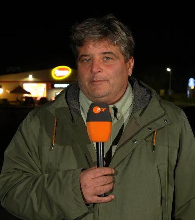 Zu sehen sind ZDF-Korrespondent Dara Hassanzadeh, zugeschaltet aus Smijiw, und ZDF-Reporter Felix Klauser, zugeschaltet aus Moskau.