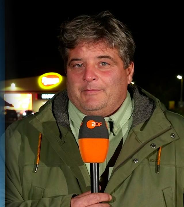 Zu sehen sind ZDF-Korrespondent Dara Hassanzadeh, zugeschaltet aus Smijiw, und ZDF-Reporter Felix Klauser, zugeschaltet aus Moskau.