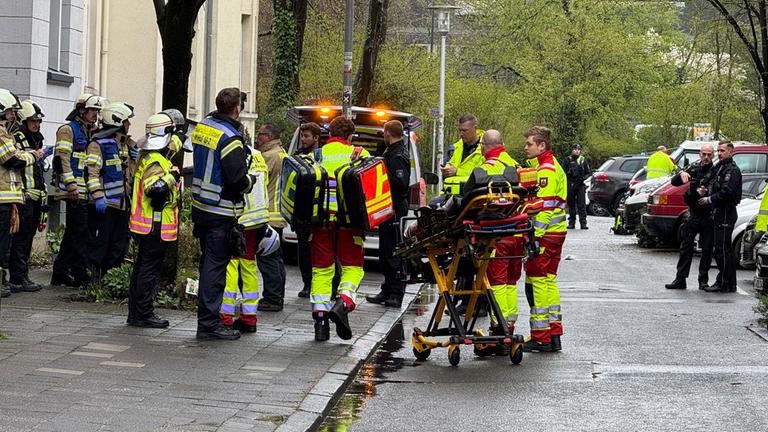 Zahlreiche Einsatzkräfte von Polizei und Rettungsdiensten sind in einer Straße in Witten im Einsatz.