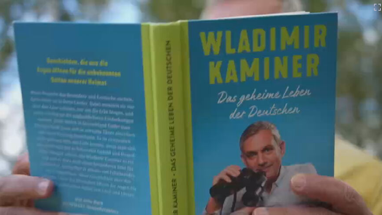 Wladimir Kaminer zeigt sein Buch