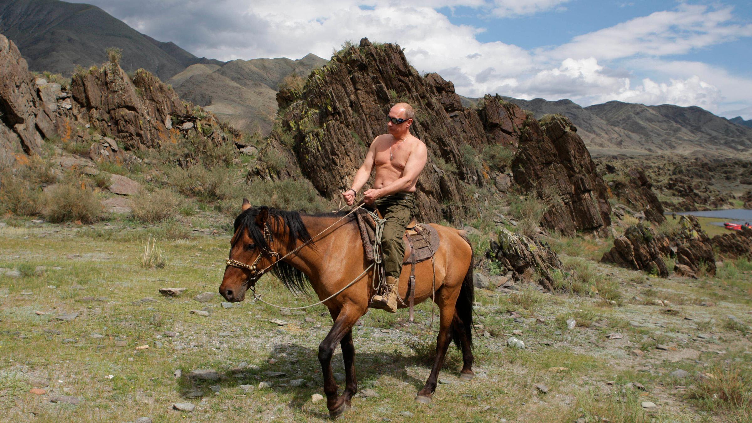 Wladimir Putin reitet 2009 mit nacktem Oberkörper durch die sibirische Steppe