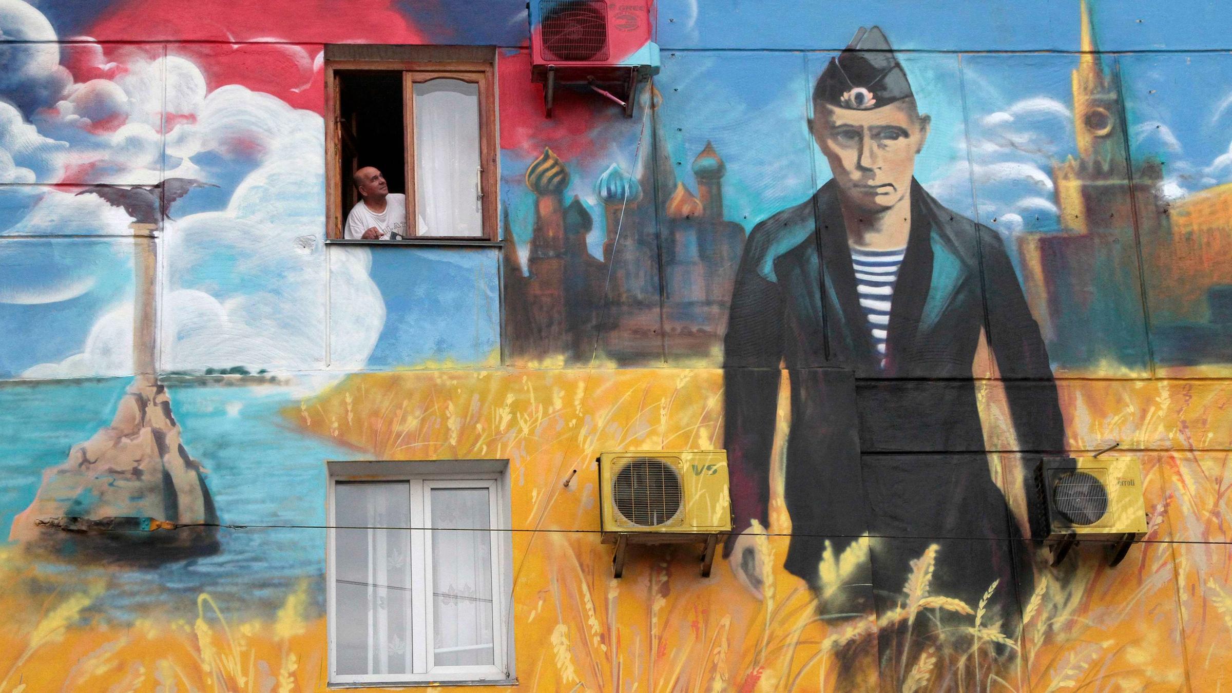 Wandgemälde mit Wladimir Putin als Marinesoldat auf der Krim