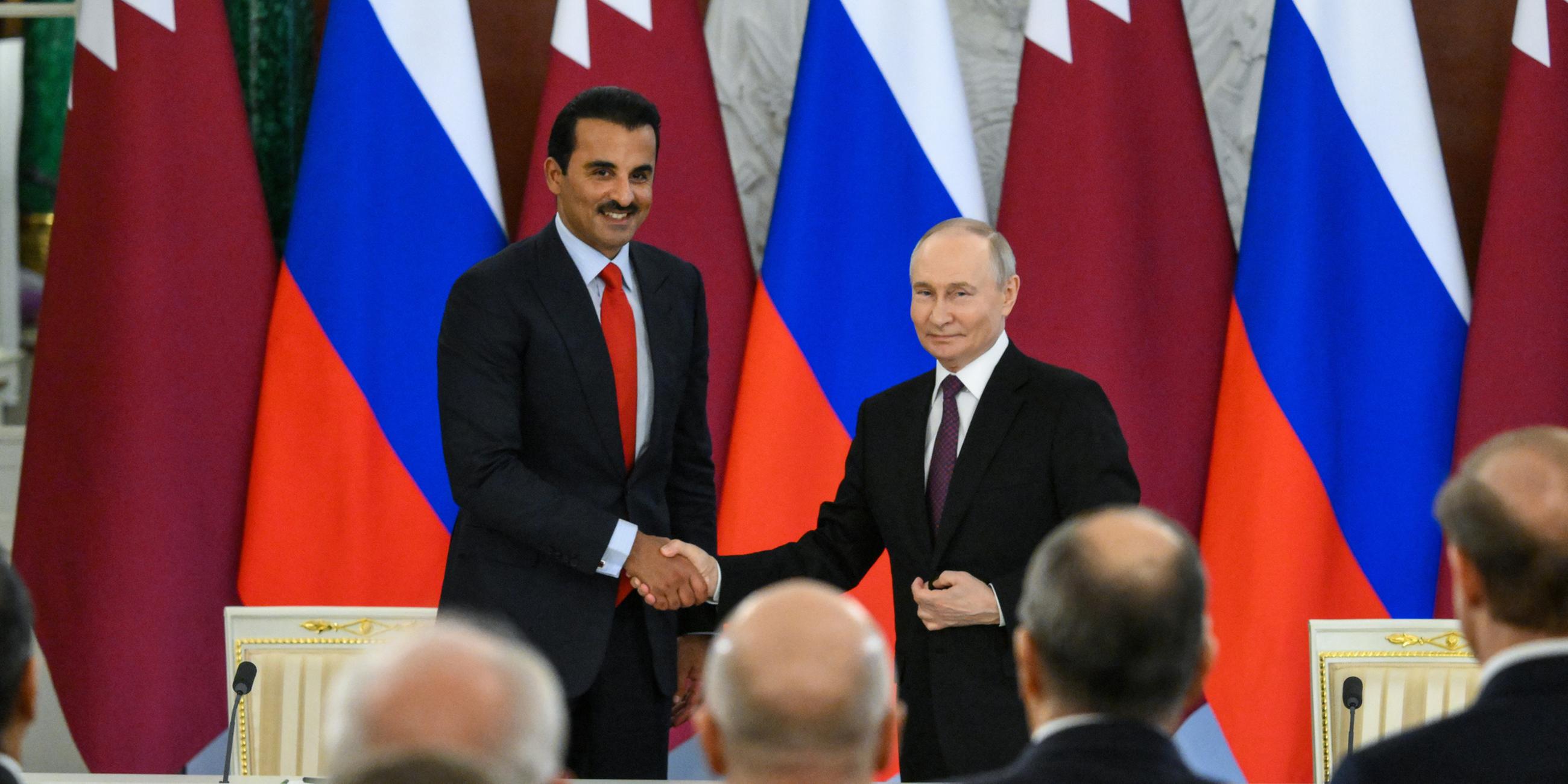Der Emir von Katar, Scheich Tamim bin Hamad Al-Thani (l) und der russische Präsident Wladimir Putin