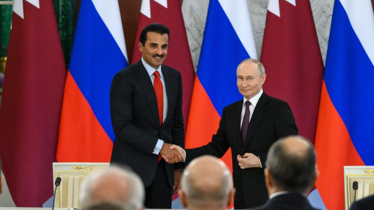Der Emir von Katar, Scheich Tamim bin Hamad Al-Thani (l) und der russische Präsident Wladimir Putin