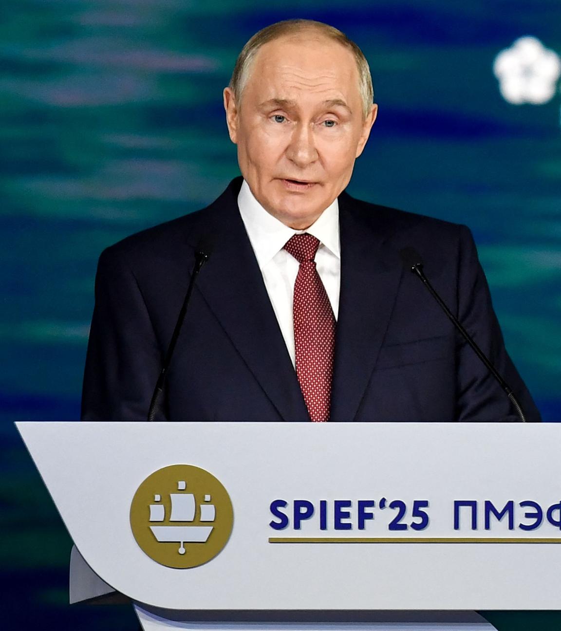 Der russische Präsident Wladimir Putin spricht auf der Plenarsitzung des Internationalen Wirtschaftsforums Sankt Petersburg (SPIEF) am 20.06.2025. 