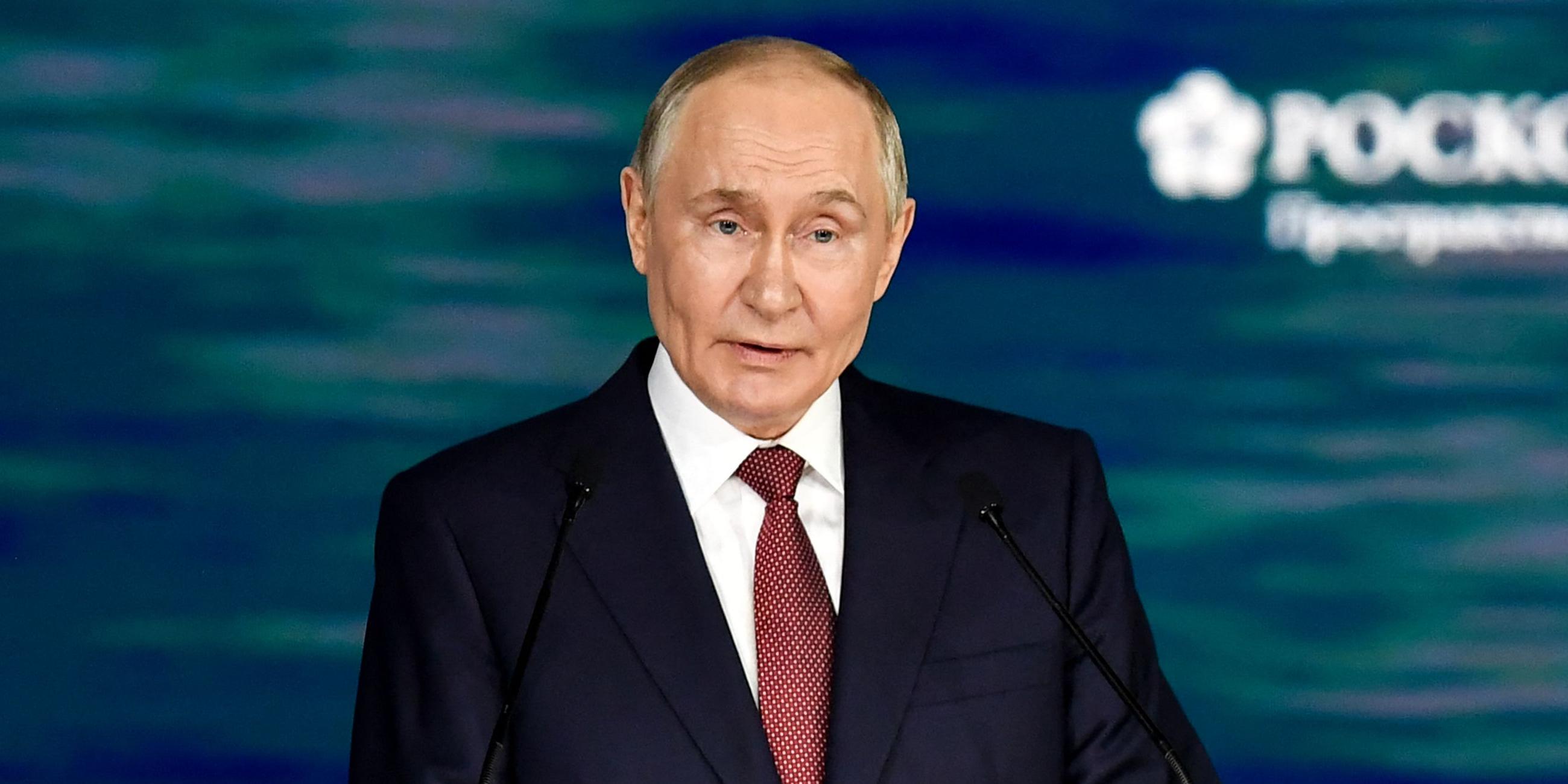 Der russische Präsident Wladimir Putin spricht auf der Plenarsitzung des Internationalen Wirtschaftsforums Sankt Petersburg (SPIEF) am 20.06.2025. 