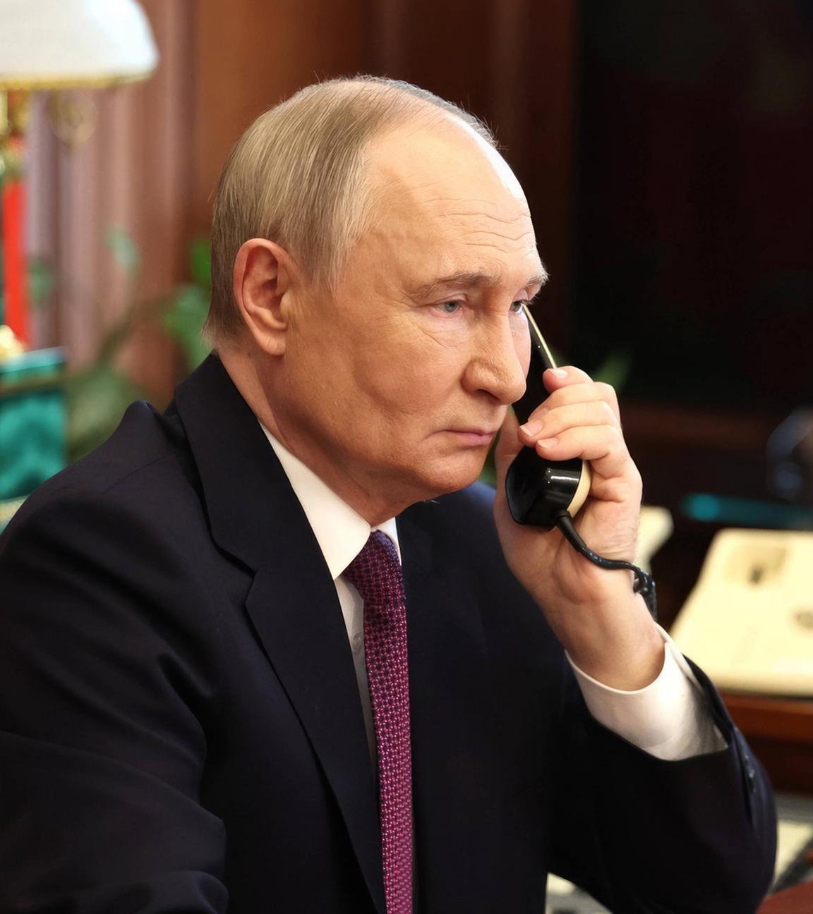 Wladimir Putin am Telefon
