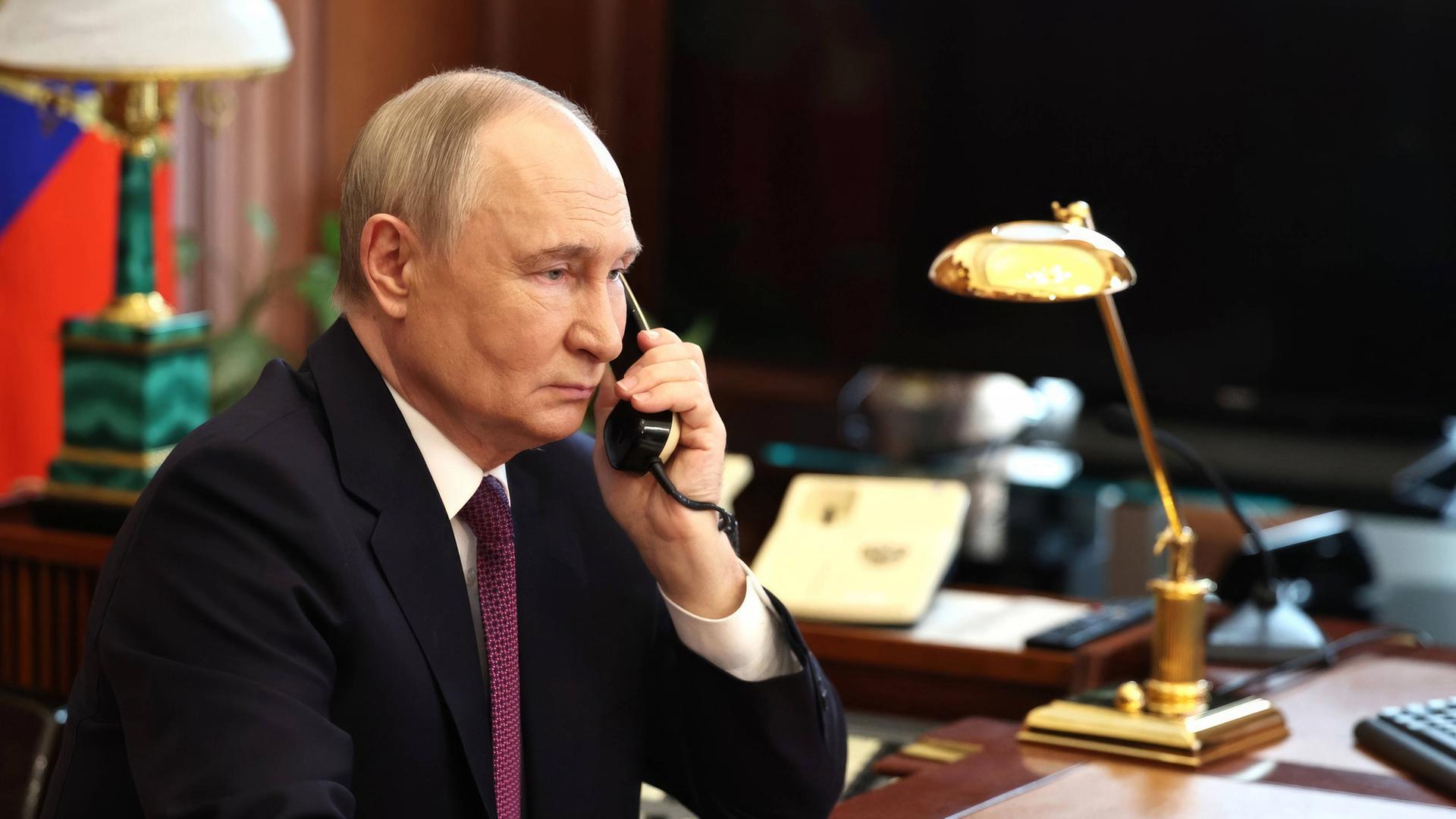 Wladimir Putin am Telefon