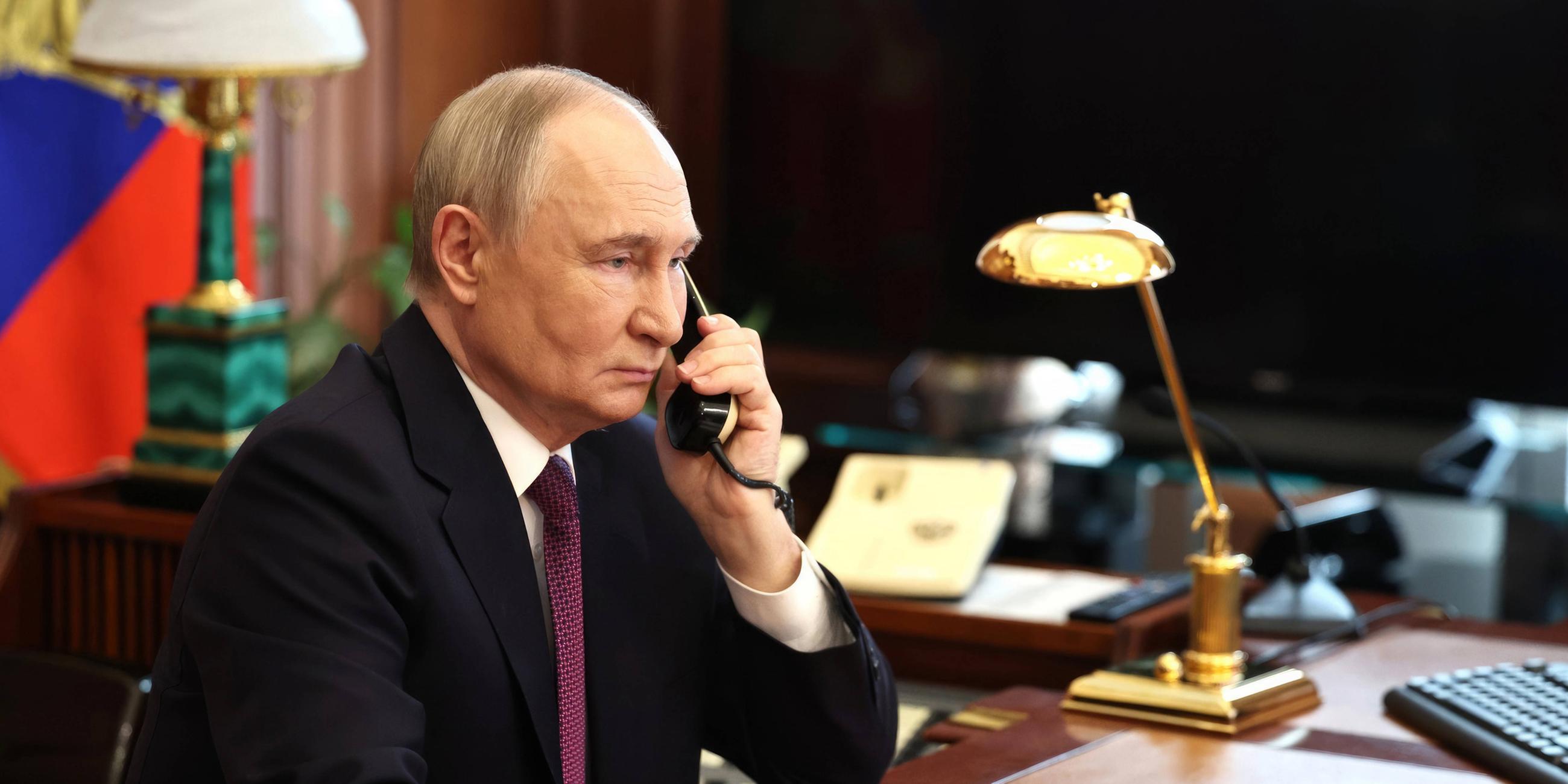 Wladimir Putin am Telefon