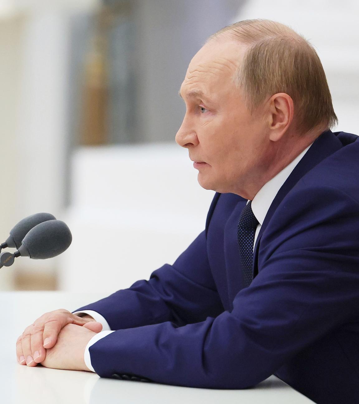 14.08.2025, Russland, Moskau: Der russische Präsident Wladimir Putin leitet eine Sitzung im Senatspalast des Kremls im Vorfeld des Gipfeltreffens von US-Präsident Trump und Putin.