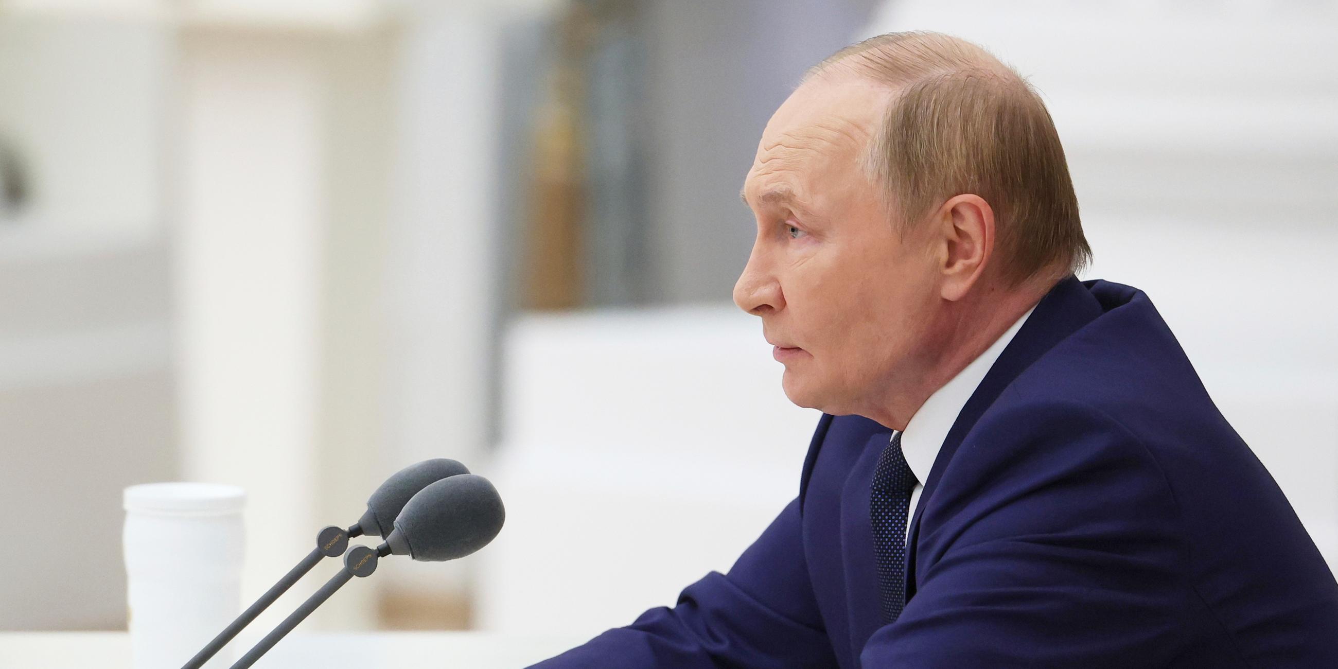 14.08.2025, Russland, Moskau: Der russische Präsident Wladimir Putin leitet eine Sitzung im Senatspalast des Kremls im Vorfeld des Gipfeltreffens von US-Präsident Trump und Putin.