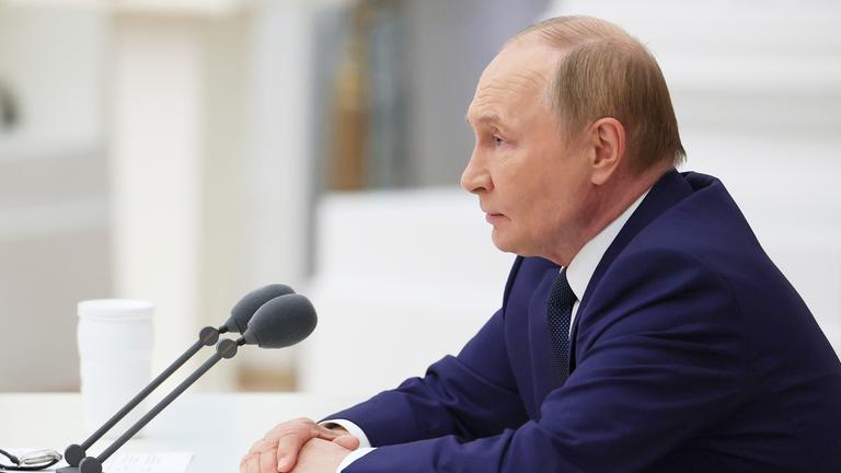 14.08.2025, Russland, Moskau: Der russische Präsident Wladimir Putin leitet eine Sitzung im Senatspalast des Kremls im Vorfeld des Gipfeltreffens von US-Präsident Trump und Putin.