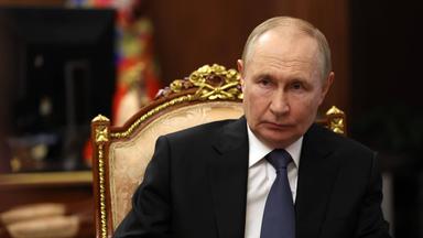 Der russische Präsident Wladimir Putin trifft sich am 27. August 2025 mit Mitgliedern der Regierung im Kreml in Moskau, Russland. 