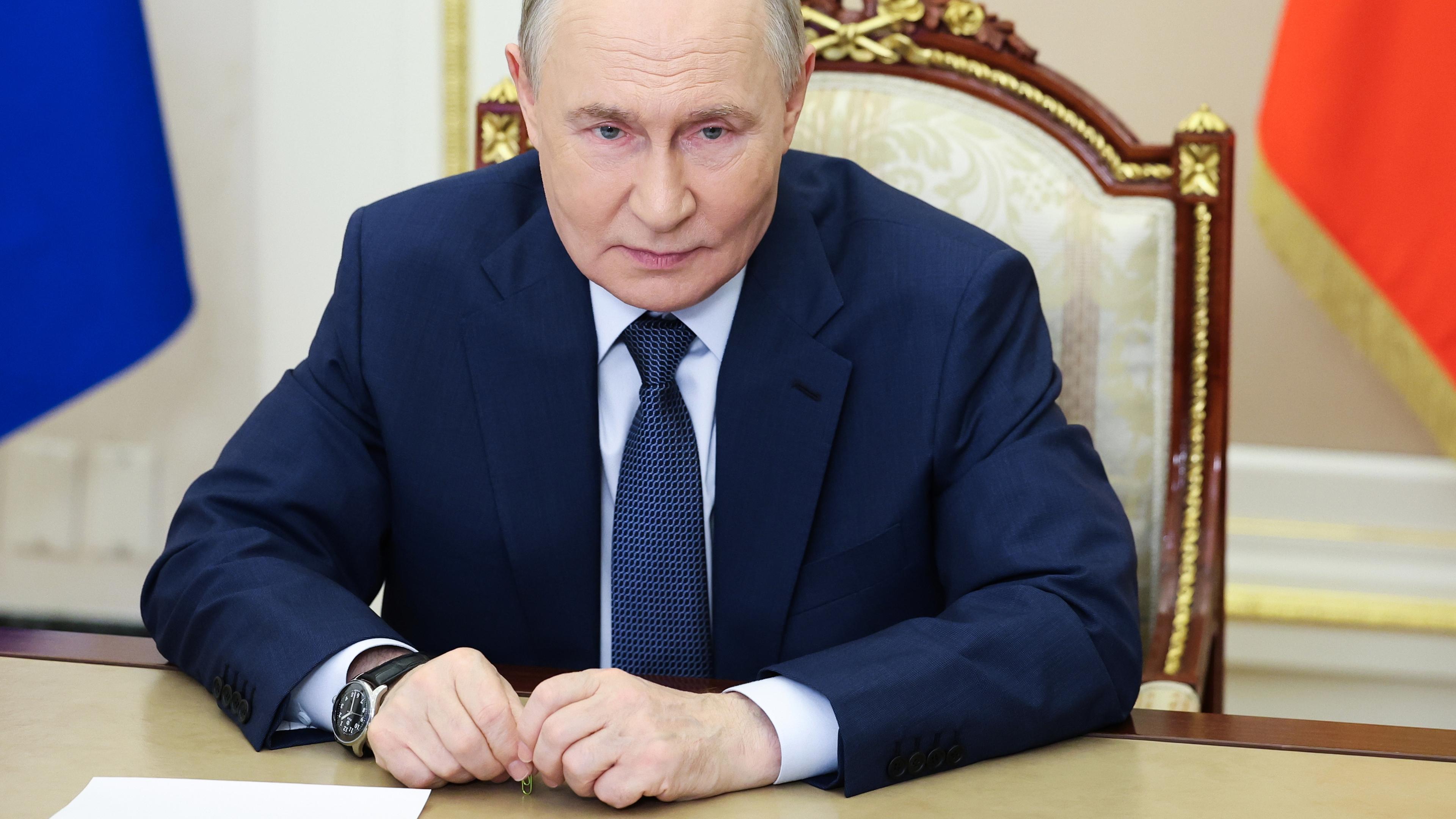 Der russische Präsident Wladimir Putin leitet am Mittwoch, 29. Oktober 2025, eine Kabinettssitzung per Videokonferenz im Kreml in Moskau, Russland. 