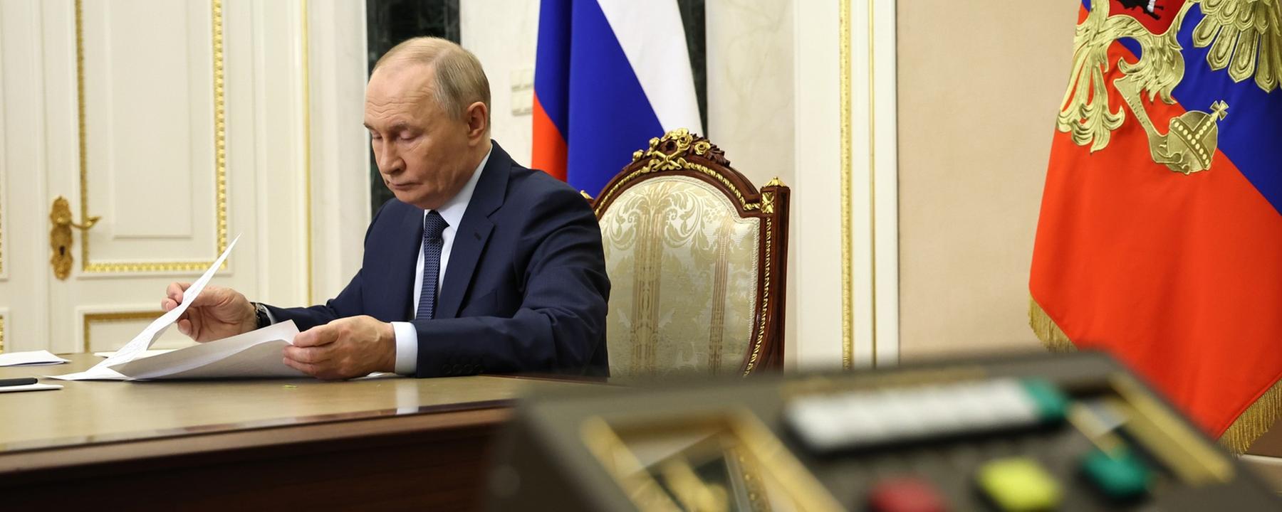 Wladimir Putin in seinem Buero während einer Videokonferenz.