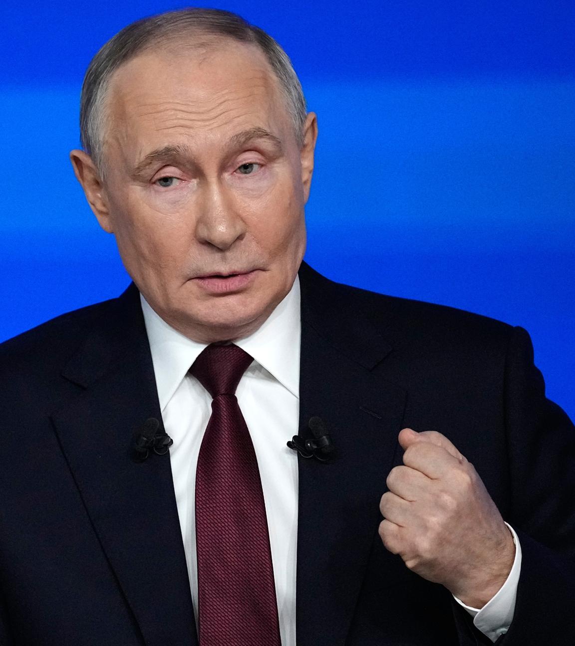 Der russische Präsident Wladimir Putin gestikuliert während seiner jährlichen Pressekonferenz und Call-in-Show im Gostinny Dvor, Moskau, am 19.12.2025.