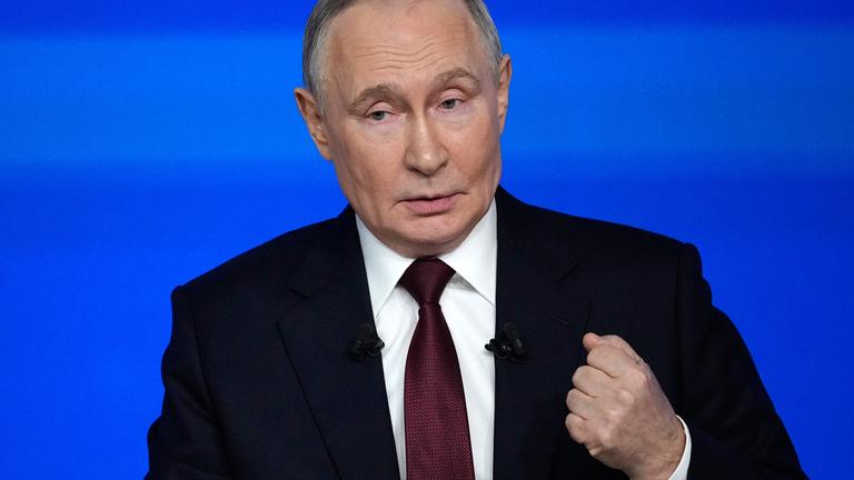 Der russische Präsident Wladimir Putin gestikuliert während seiner jährlichen Pressekonferenz und Call-in-Show im Gostinny Dvor, Moskau, am 19.12.2025.