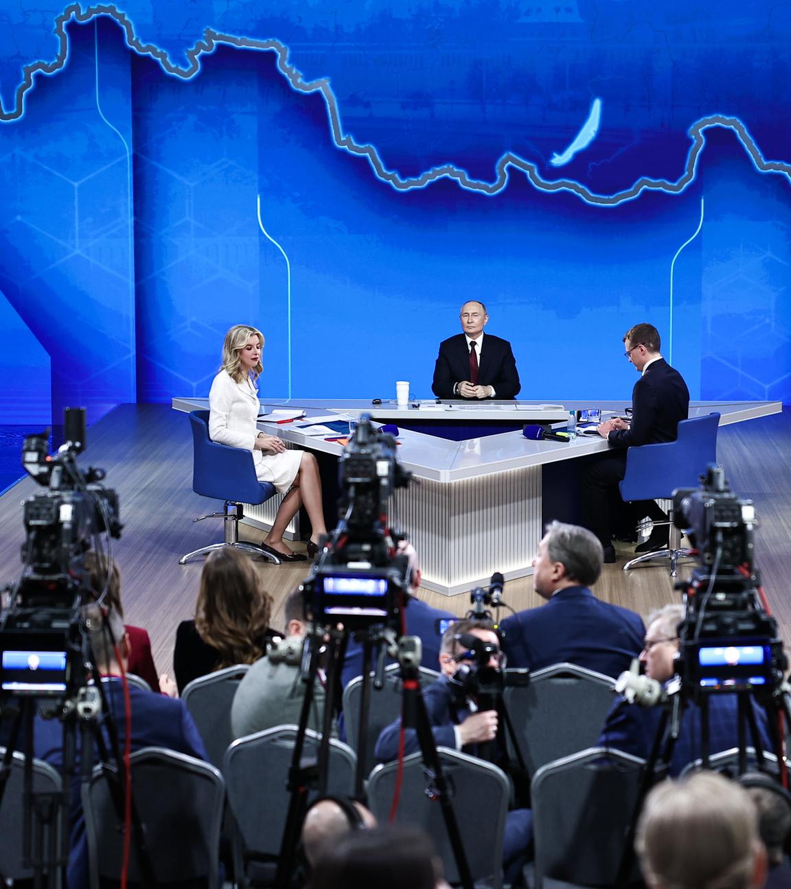 Der russische Präsident Wladimir Putin (Mitte) hält im Gostiny Dvor seine jährliche Live-Telefonkonferenz und Pressekonferenz am 19.12.2025 zum Jahresende ab. 