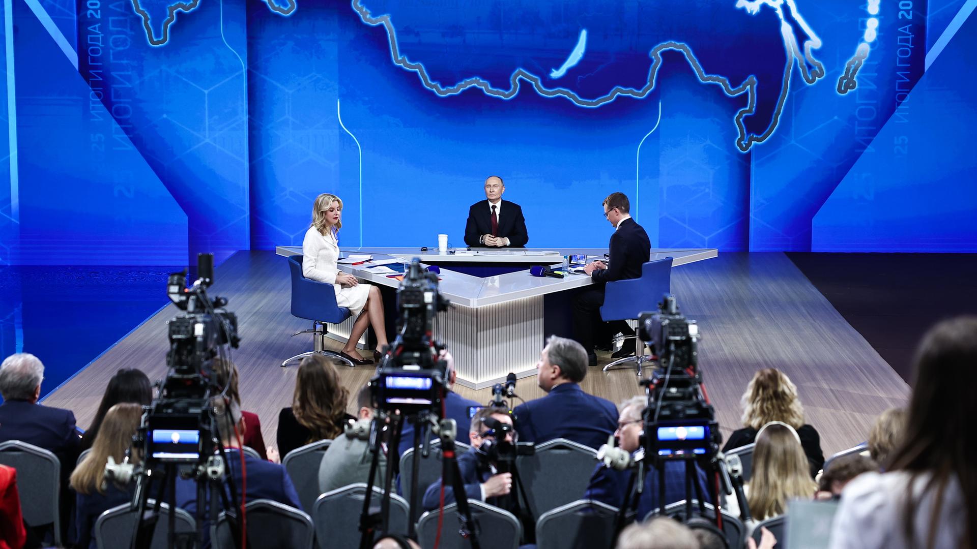 Der russische Präsident Wladimir Putin (Mitte) hält im Gostiny Dvor seine jährliche Live-Telefonkonferenz und Pressekonferenz am 19.12.2025 zum Jahresende ab. 