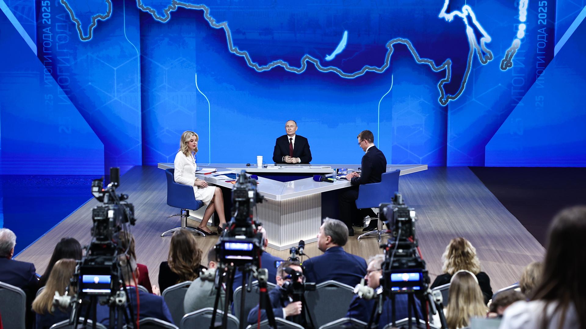 Der russische Präsident Wladimir Putin (Mitte) hält im Gostiny Dvor seine jährliche Live-Telefonkonferenz und Pressekonferenz am 19.12.2025 zum Jahresende ab. 