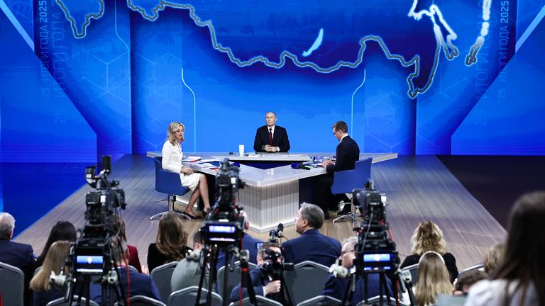 Der russische Präsident Wladimir Putin (Mitte) hält im Gostiny Dvor seine jährliche Live-Telefonkonferenz und Pressekonferenz am 19.12.2025 zum Jahresende ab. 