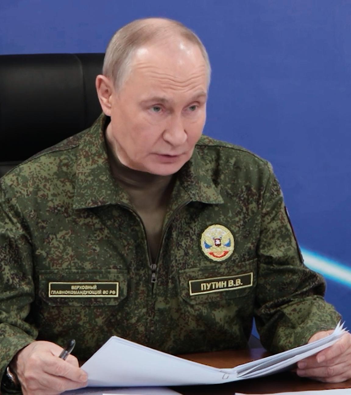 Auf diesem Standbild aus einem Video, das vom Pressedienst des russischen Präsidenten am 28.12.2026 zur Verfügung gestellt wurde, informiert sich der russische Präsident Wladimir Putin in Uniform bei einem Besuch der Kommandoposten der Gemeinsamen Gruppe der russischen Streitkräfte über angeblich neue Eroberungen in der Ukraine. 