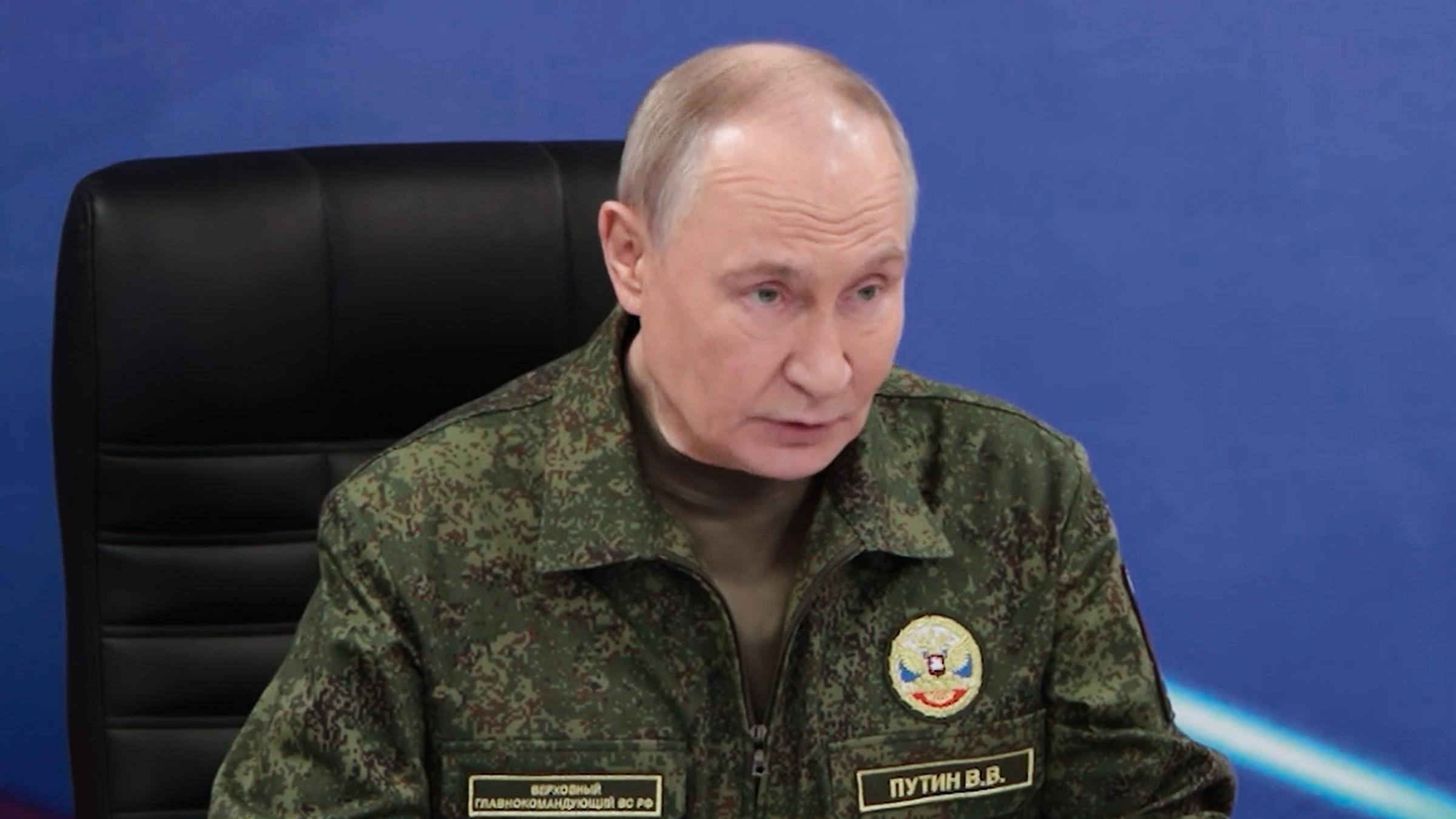 Auf diesem Standbild aus einem Video, das vom Pressedienst des russischen Präsidenten am 28.12.2026 zur Verfügung gestellt wurde, informiert sich der russische Präsident Wladimir Putin in Uniform bei einem Besuch der Kommandoposten der Gemeinsamen Gruppe der russischen Streitkräfte über angeblich neue Eroberungen in der Ukraine. 