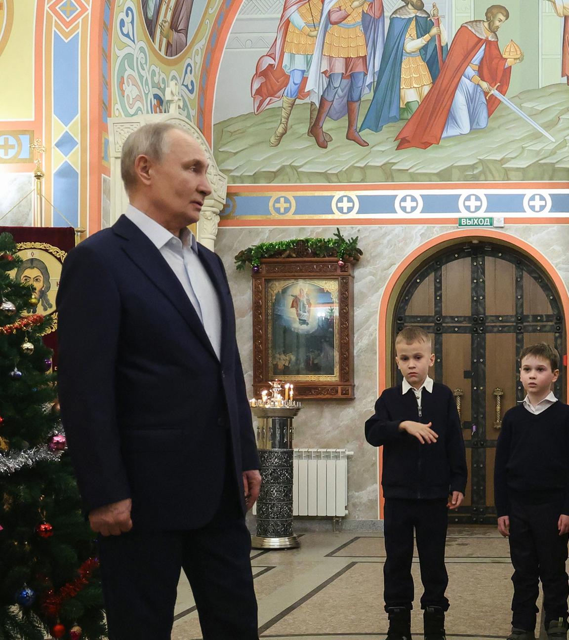 Wladimir Putin beim orthodoxen Weihnachtsgottesdienst in der Kirche des Großmärtyrers St. Georg der Siegreiche