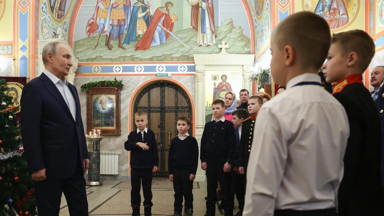 Wladimir Putin beim orthodoxen Weihnachtsgottesdienst in der Kirche des Großmärtyrers St. Georg der Siegreiche
