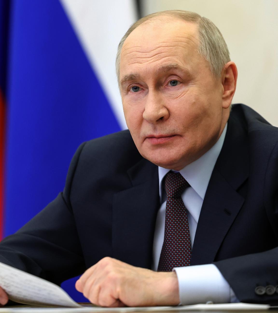 Der russische Präsident Wladimir Putin leitet am Donnerstag, den 23. April 2026, im Kreml in Moskau eine Kabinettssitzung per Videokonferenz. 