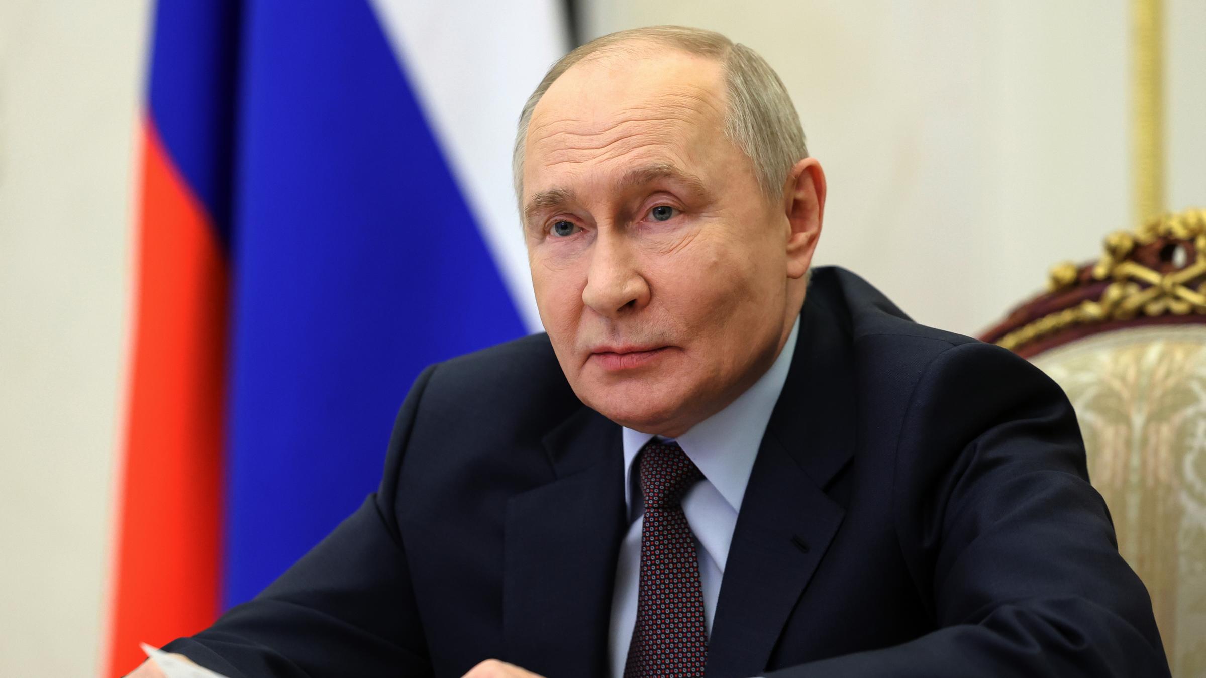 Der russische Präsident Wladimir Putin leitet am Donnerstag, den 23. April 2026, im Kreml in Moskau eine Kabinettssitzung per Videokonferenz. 