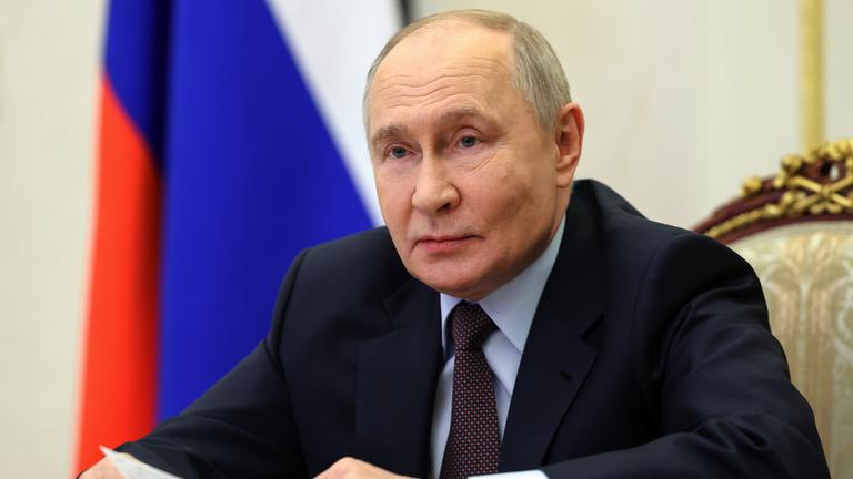 Der russische Präsident Wladimir Putin leitet am Donnerstag, den 23. April 2026, im Kreml in Moskau eine Kabinettssitzung per Videokonferenz. 