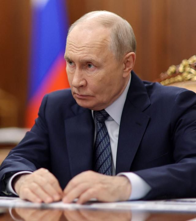 Auf diesem von der russischen staatlichen Nachrichtenagentur Sputnik verbreiteten Poolfoto trifft sich der russische Präsident Wladimir Putin am 26.08.2026 in Moskau mit dem russischen Minister für Industrie und Handel (nicht im Bild). 