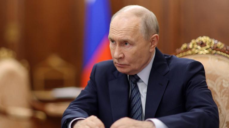 Auf diesem von der russischen staatlichen Nachrichtenagentur Sputnik verbreiteten Poolfoto trifft sich der russische Präsident Wladimir Putin am 26.08.2026 in Moskau mit dem russischen Minister für Industrie und Handel (nicht im Bild). 