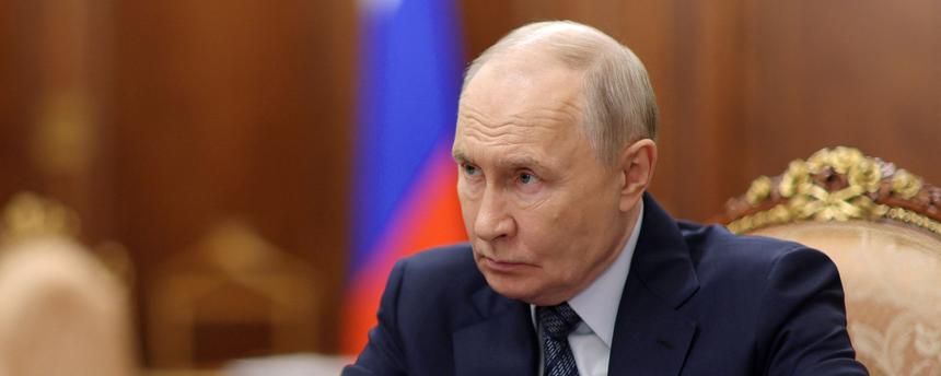 Auf diesem von der russischen staatlichen Nachrichtenagentur Sputnik verbreiteten Poolfoto trifft sich der russische Präsident Wladimir Putin am 26.08.2026 in Moskau mit dem russischen Minister für Industrie und Handel (nicht im Bild). 