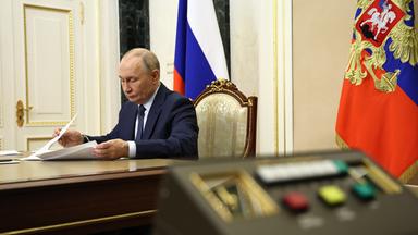 Der russische Präsident Wladimir Putin sitzt während einer Videokonferenz in seinem Büro.