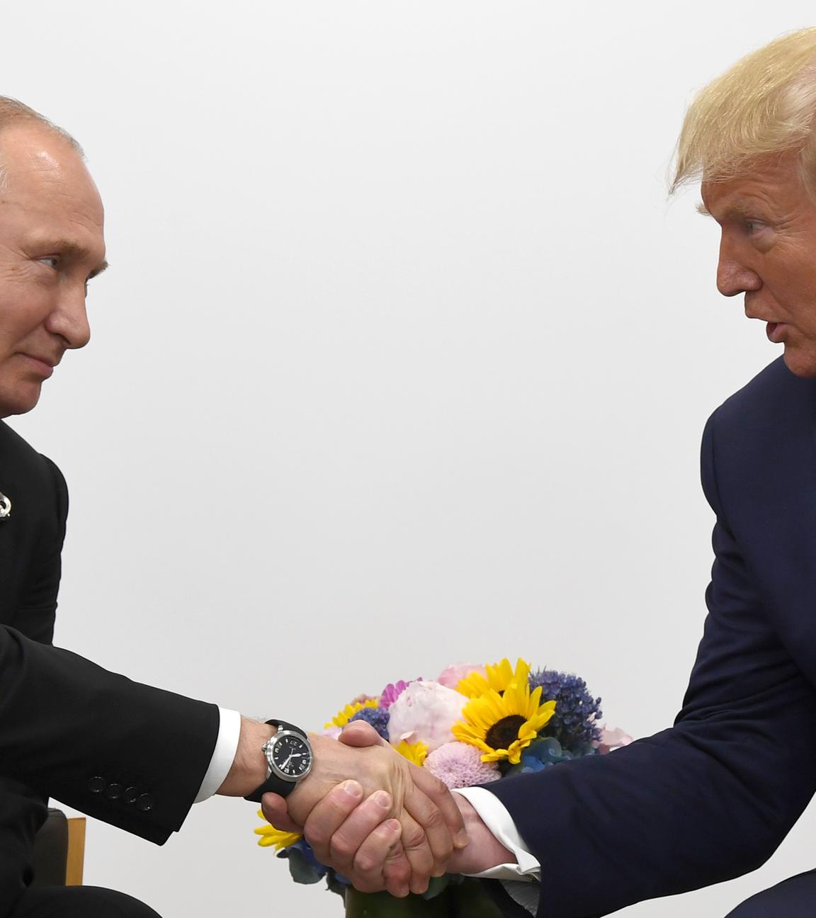Japan, Osaka: Wladimir Putin (l), Präsident von Russland, und Donald Trump, Präsident der USA, geben sich während des G20-Gipfels die Hand. Archivbild