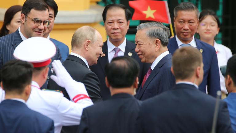 Der vietnamesische Präsident To Lam (m - r) begrüßt seinen russischen Amtskollegen Wladimir Putin (C-L) während einer Begrüßungszeremonie im Präsidentenpalast in Hanoi, Vietnam, am 20. 06. 2024. 