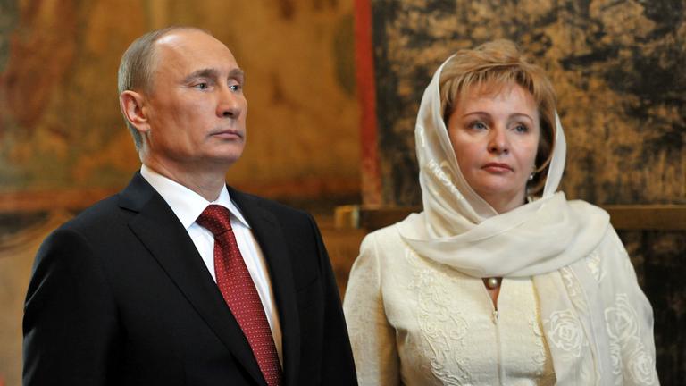 Das Ehepaar Wladimir und Ljumila Putin stehen nach Putins Amtseinführung in der Moskauer Kathedrale.