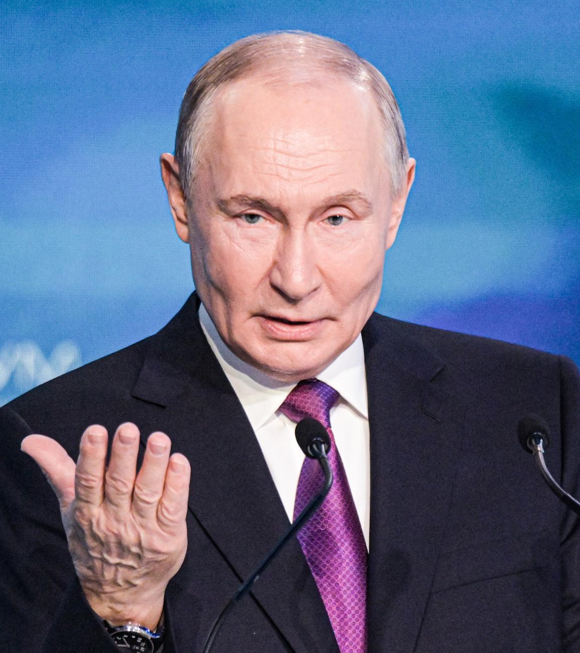 Wladimir Putin spricht auf einer Plenarsitzung des Future Technologies Forum 2026 in Moskau, Archivbild