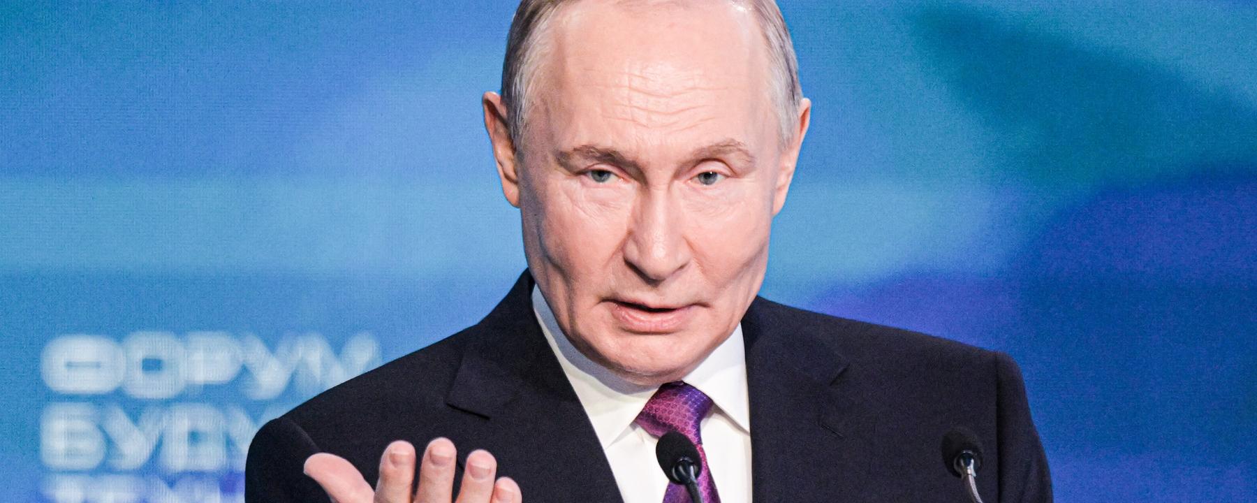 Wladimir Putin spricht auf einer Plenarsitzung des Future Technologies Forum 2026 in Moskau, Archivbild