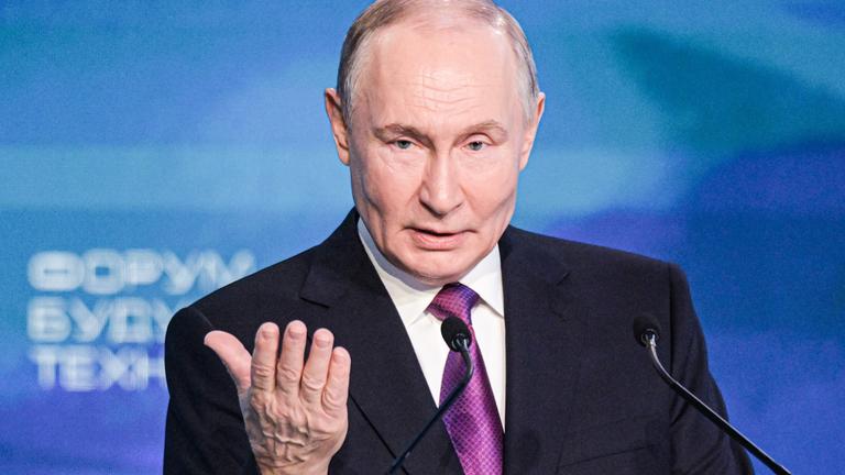 Wladimir Putin spricht auf einer Plenarsitzung des Future Technologies Forum 2026 in Moskau, Archivbild