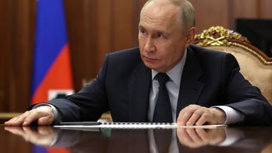 Wladimir Putin während eines Treffens mit dem Vorstandsvorsitzenden der Rostec State Corporation im Kreml.