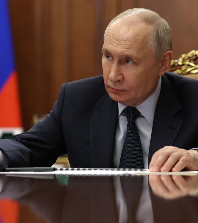 Wladimir Putin während eines Treffens mit dem Vorstandsvorsitzenden der Rostec State Corporation im Kreml.